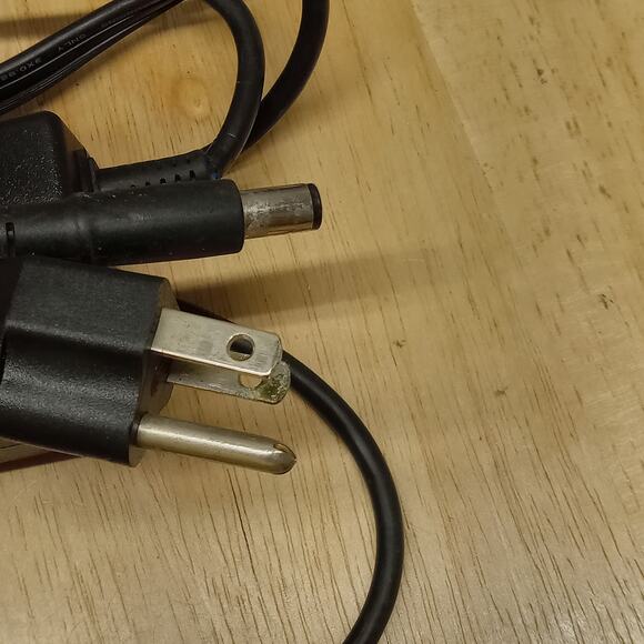 DELL AC Power Adapter Charger 19.5V AC100-240V 1.5A50-60HZ - Picture 5 of 6